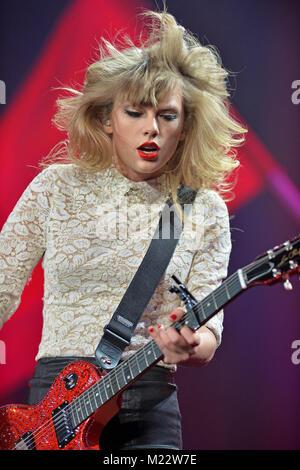 ATLANTA, GA - 18 aprile: Seven-Time vincitore di Grammy Taylor Swift (nato il 13 dicembre 1989) esegue il RED Tour presso il Philips Arena on April 18, 2013 in Atlanta, Georgia. Persone: Taylor Swift Foto Stock