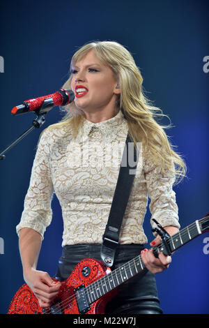 ATLANTA, GA - 18 aprile: Seven-Time vincitore di Grammy Taylor Swift (nato il 13 dicembre 1989) esegue il RED Tour presso il Philips Arena on April 18, 2013 in Atlanta, Georgia. Persone: Taylor Swift Foto Stock
