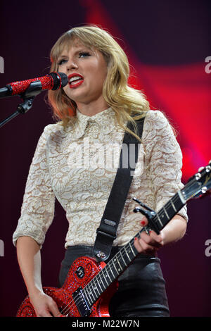 ATLANTA, GA - 18 aprile: Seven-Time vincitore di Grammy Taylor Swift (nato il 13 dicembre 1989) esegue il RED Tour presso il Philips Arena on April 18, 2013 in Atlanta, Georgia. Persone: Taylor Swift Foto Stock