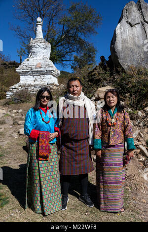 Prakhar Lhakhang, Bumthang, Bhutan. Uomo bhutanesi indossando il tradizionale Gho e donne in abito tradizionale. Foto Stock