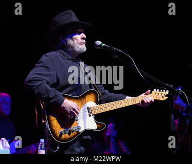 NORTHRIDGE, CA - 27 febbraio: erle Haggard esegue a valle Performing Arts Center. il 27 febbraio 2013 in Northridge, California Persone: erle Haggard Foto Stock