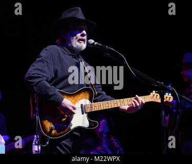 NORTHRIDGE, CA - 27 febbraio: erle Haggard esegue a valle Performing Arts Center. il 27 febbraio 2013 in Northridge, California Persone: erle Haggard Foto Stock