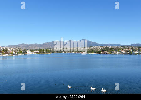 MISSION VIEJO, CA - 23 gennaio 2018: il lago di Mission Viejo segno. A 5 miglia a sud di Santiago il picco nella Santa Ana montagne, il lago è circondato da pr Foto Stock