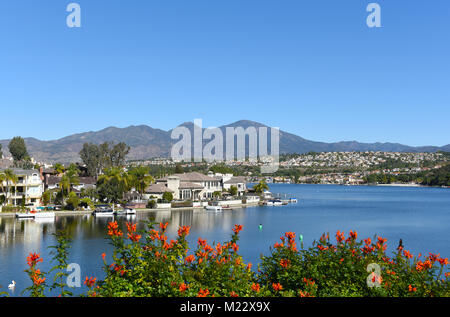 MISSION VIEJO, CA - 23 gennaio 2018: il lago di Mission Viejo segno. A 5 miglia a sud di Santiago il picco nella Santa Ana montagne, il lago è circondato da pr Foto Stock