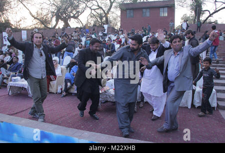 Lahore, Pakistan. 03Feb, 2018. Il pakistan artisti eseguono durante la cultura mostra a Bagh-e-Jinnah Open Air Theatre . Credito: Rana Sajid Hussain/Pacific Press/Alamy Live News Foto Stock