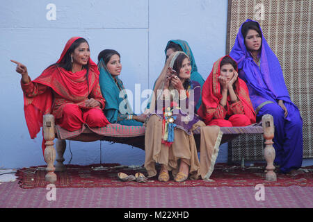 Lahore, Pakistan. 03Feb, 2018. Il pakistan artisti eseguono durante la cultura mostra a Bagh-e-Jinnah Open Air Theatre . Credito: Rana Sajid Hussain/Pacific Press/Alamy Live News Foto Stock