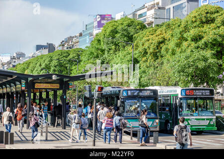 Buenos Aires Argentina, Avenida 9 de Julio, 9 luglio Avenue, strada principale, edifici, corsia dedicata autobus, traffico pesante, pedonale, ispanico, argentino argentino Foto Stock