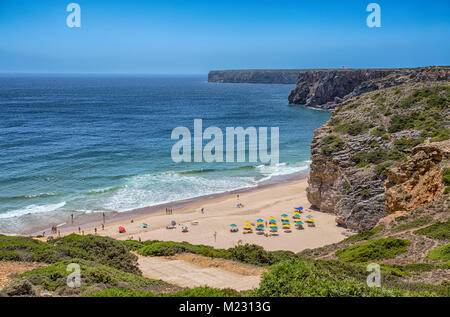 Vista panoramica della baia bella e sabbiosa spiaggia di Praia do Beliche vicino Cabo Sao Vicente, regione di Algarve, PORTOGALLO Foto Stock