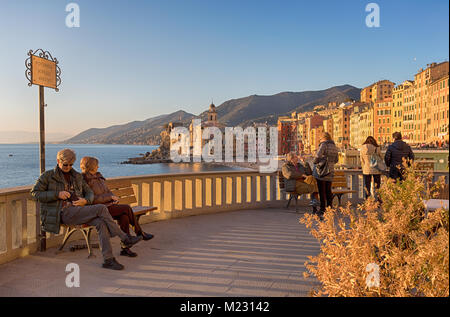 CAMOGLI, Italia, 13 gennaio 2018 - Vista della città di Camogli , Genova (Genova) Provincia, Liguria, costa mediterranea, Italia Foto Stock