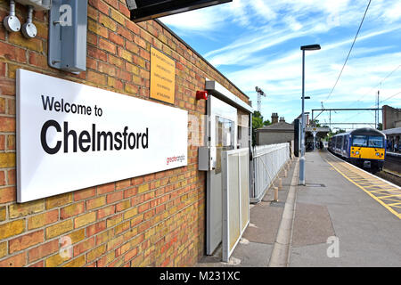 Chelmsford Essex stazione ferroviaria platform benvenuti a Chelmsford segno con maggiore Anglia treni passeggeri in partenza stazione ferroviaria England Regno Unito Foto Stock