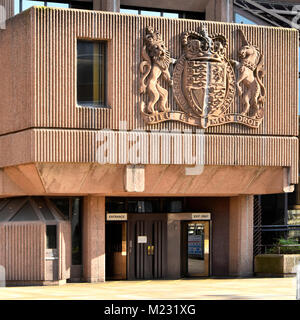 Liverpool Queen Elizabeth II Tribunali include City Crown Court, Distretto Probate Registry & Liverpool corte della Gioventù, stemma reale Inghilterra REGNO UNITO Foto Stock