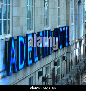 Neon blu segno per Britannia Adelphi Hotel su hotel esterno muro appena al di sotto del livello del tetto in posizione nel centro città di Liverpool Merseyside England Regno Unito Foto Stock