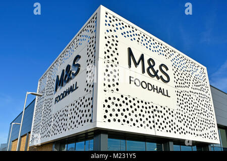 Design moderno a punti dello scudo anteriore e firma la nuova M&S. Foodhall moderno edificio all'angolo della Torre dell'Orologio al dettaglio Park Chelmsford Essex Inghilterra Regno Unito Foto Stock