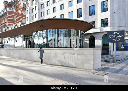 New Scotland Yard riposizionato la Metropolitan Police sede nel vecchio Curtis Green Building ora ristrutturato e ampliato Victoria Embankment London REGNO UNITO Foto Stock