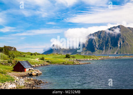 Scenic fjord isole Lofoten pesca tipica capanna Foto Stock
