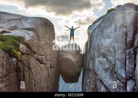 Donna su Kjeragbolten viaggi in Norvegia Foto Stock