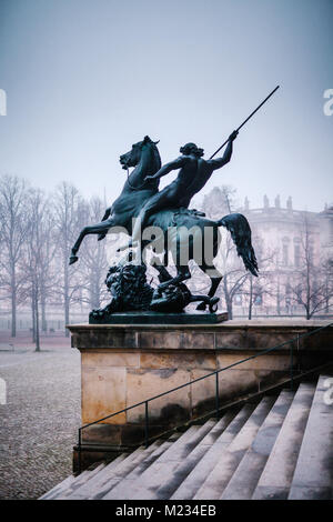 Statua del Leone Fighter fuori Altes Museum di Berlino Foto Stock