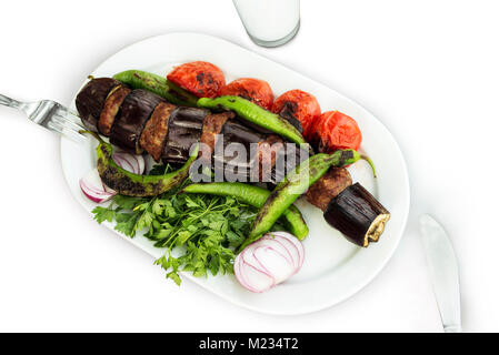 Le melanzane kebab in turco Patlican Kebap, su sfondo bianco e la piastra bianca. Foto Stock