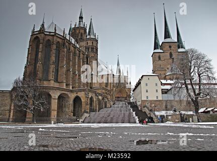 Cattedrale e severi chiesa a Erfurt durante il periodo invernale Foto Stock