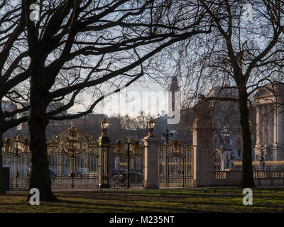 Per raggiungere a piedi i lavori attraverso il parco verde al mattino presto con Buckingham Palace in background Foto Stock