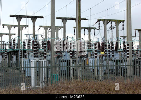 Elettricità sub-station mostra fili e tralicci Foto Stock