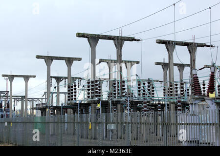 Elettricità sub-station mostra fili e tralicci Foto Stock