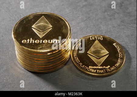 Colonna di ethereum con una singola moneta accanto a loro Foto Stock