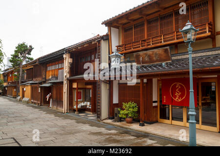 Nishi Chaya strade del distretto, un tradizionale stile giapponese quartiere con case in legno a Kanazawa, Giappone Foto Stock