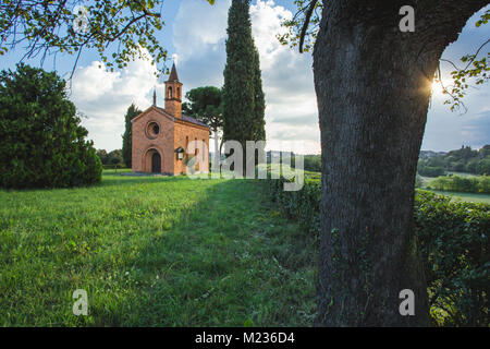 La chiesa rossa di tenuta Pomelasca, Inverigo, provincia di Como, Brianza, Lombardia, Italia, Europa Foto Stock