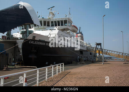 Arran traghetto Caledonian Isles o Eileanan Chaledonia vela da Brodick su Arran dello sbarco di passeggeri in Ardrossan Harbour Ayrshire in Scozia Foto Stock