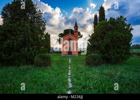 La chiesa rossa di tenuta Pomelasca, Inverigo, provincia di Como, Brianza, Lombardia, Italia, Europa Foto Stock