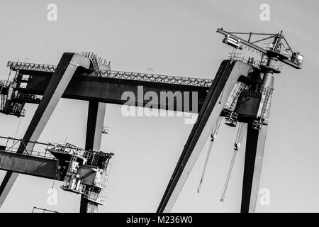 Cantiere di Danzica, Polonia. In stile retrò in bianco e nero. Gru, il cantiere di vecchi edifici, strutture arrugginite. Foto Stock