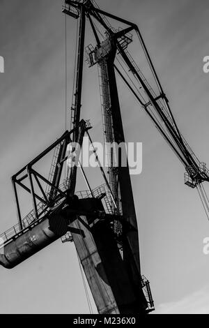 Cantiere di Danzica, Polonia. In stile retrò in bianco e nero. Gru, il cantiere di vecchi edifici, strutture arrugginite. Foto Stock