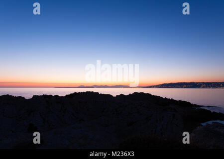 Tramonto da Cap d'Antibes, Francia. Cannes vista litorale. Bellissimo paesaggio francese Foto Stock
