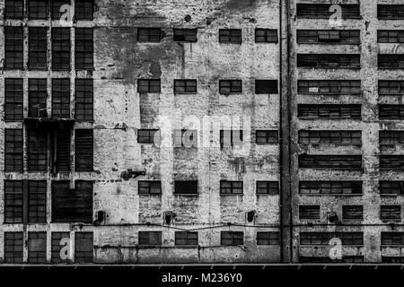 Cantiere di Danzica, Polonia. In stile retrò in bianco e nero. Gru, il cantiere di vecchi edifici, strutture arrugginite. Foto Stock