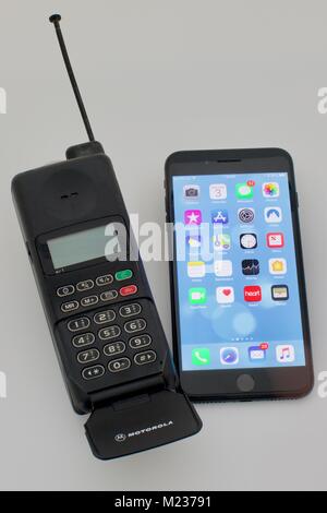 Apple iPhone 7 più prossima a un vecchio microtelefono Motorola a partire dagli anni novanta Foto Stock