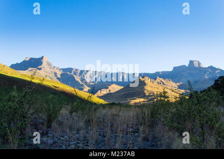 South African landmark, Anfiteatro dal Royal Natal National Park. Drakensberg montagne paesaggio. Picchi superiore Foto Stock