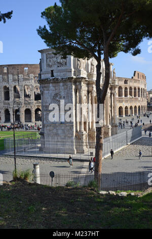 Visualizzazione verticale mostra il lato dell'Arco di Costantino dal Palatino con il Colosseo dietro di esso in Roma, Italia Foto Stock