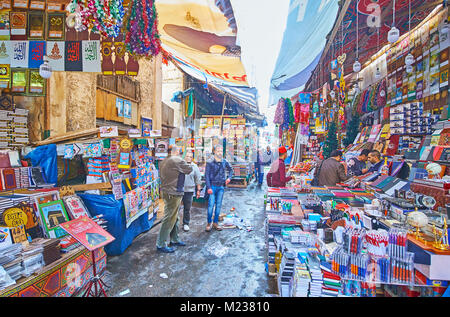 Alessandria, Egitto - 17 dicembre 2017: alcuni quartieri di Souq Al Tork sono occupati con cancelleria mercato, anche qui individuare numerose case di stampa un Foto Stock