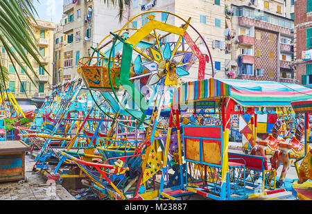 I coloratissimi mini ruota panoramica Ferris e oscilla in kids' retrò luna park di Alessandria Anfoushi quartiere, Egitto. Foto Stock