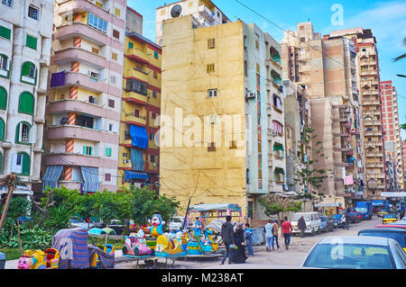 Alessandria, Egitto - 17 dicembre 2017: Il densamente popolato quartiere urbano in Alessandria con molti edifici multipiano, il 17 dicembre in Alexan Foto Stock