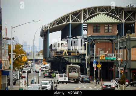 New York City in skyline di Manhattan da Coney Island-Stillwell Avenue terminale della metropolitana di Brooklyn Foto Stock