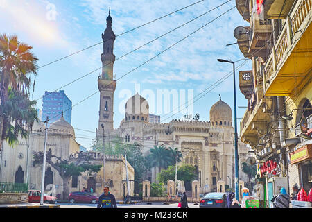 Alessandria, Egitto - 17 dicembre 2017: Abu al-Abbas al-Mursi moschea è un notevole punto di riferimento della città situato accanto al lungomare Corniche, su D Foto Stock