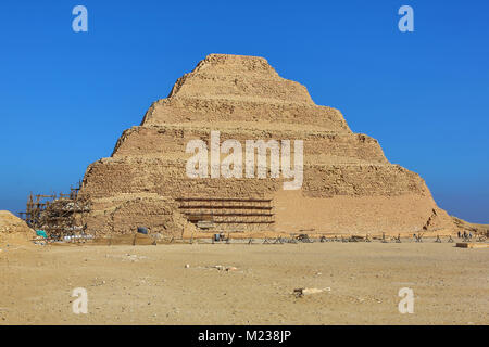 La fase di piramide di Djoser (o Zoser) nella necropoli di Saqqara vicino a Memphis, Egitto Foto Stock