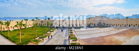 Alessandria, Egitto - 17 dicembre 2017: Panorama del cortile di Qaitbay Fort con il piccolo giardino e una grande piazza, circondata da mura di pietra Foto Stock