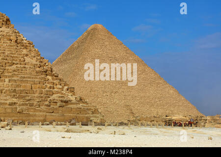 La Grande Piramide di Khufu (o Cheope) e la piramide di Khafre (o Chephren) sull'Altopiano di Giza, il Cairo, Egitto Foto Stock