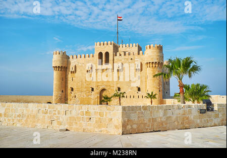 La vista sul castello di Qaitbay da alte mura difensive di fort, Alessandria, Egitto. Foto Stock