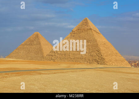 La Grande Piramide di Khufu (o Cheope) e la piramide di Khafre (o Chephren) sull'Altopiano di Giza, il Cairo, Egitto Foto Stock