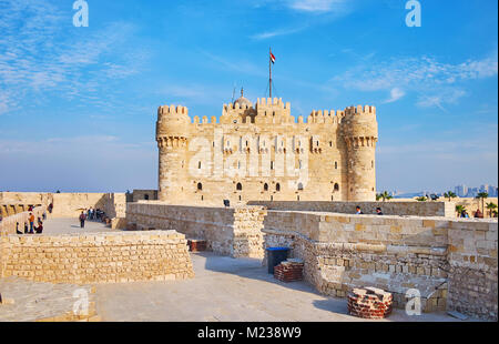 Alessandria, Egitto - 17 dicembre 2017: le pareti esterne della cittadella Qaitbay sono luogo famoso per le passeggiate, i turisti potete godere di una splendida vista di Fort e città, o Foto Stock