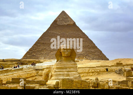 La grande statua della Sfinge e la piramide di Khafre sull'Altopiano di Giza, il Cairo, Egitto Foto Stock